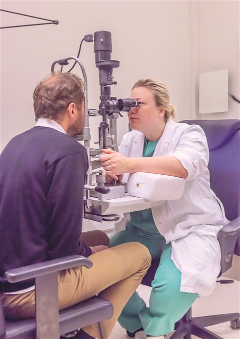 En lege som undersøker en pasient