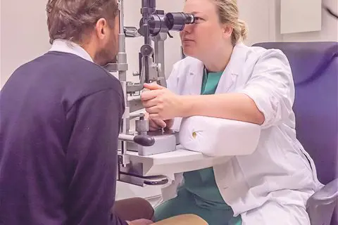 En lege som undersøker en pasient