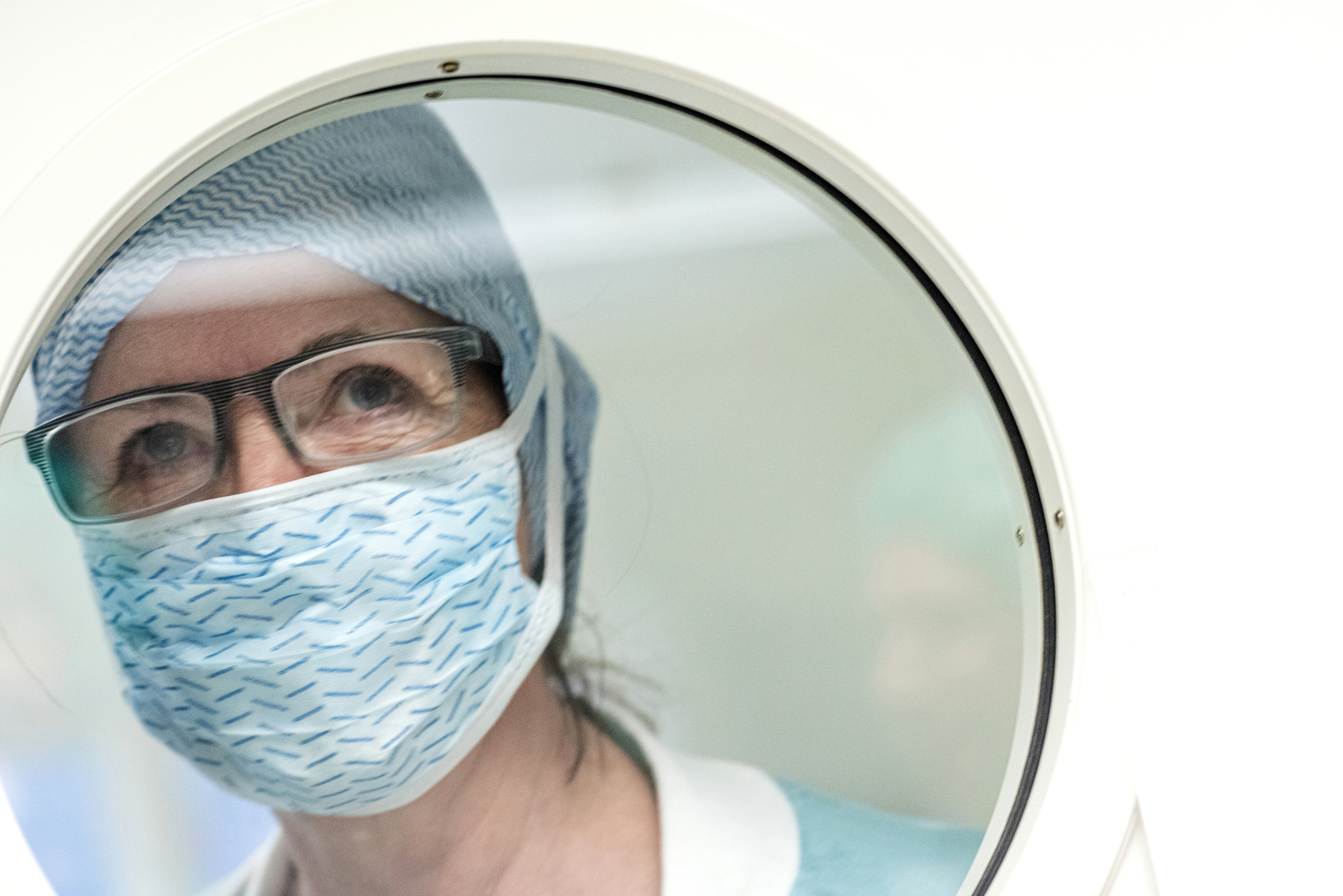 En person som bærer maske